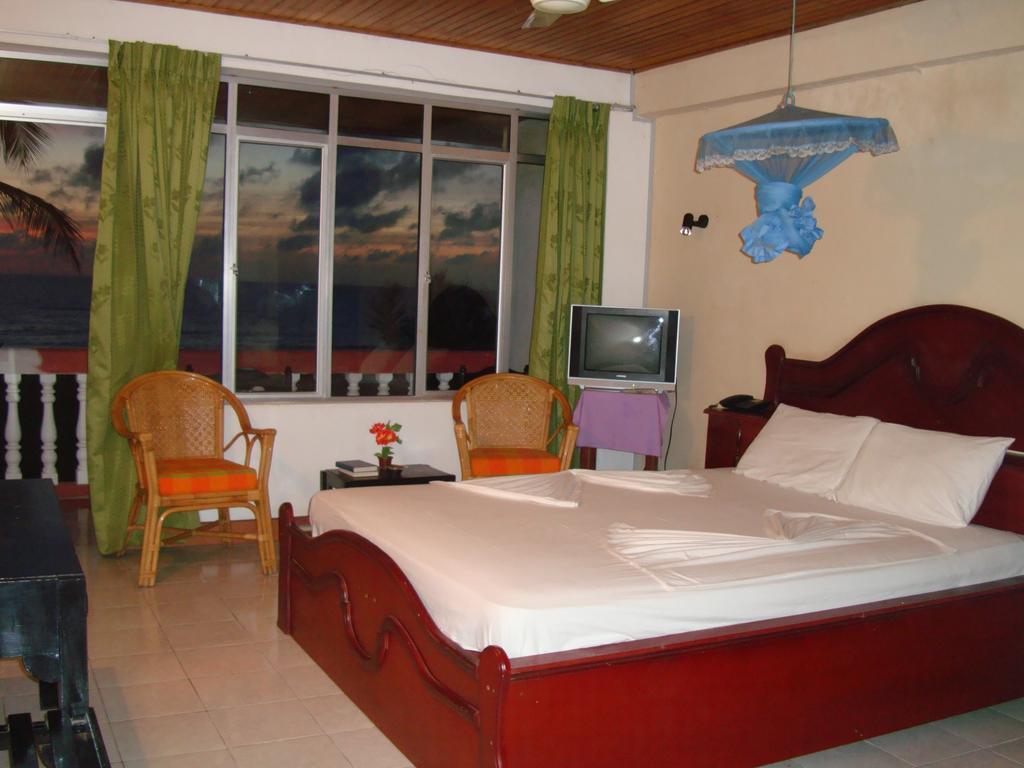 Topaz Beach Hotel Negombo Ngoại thất bức ảnh