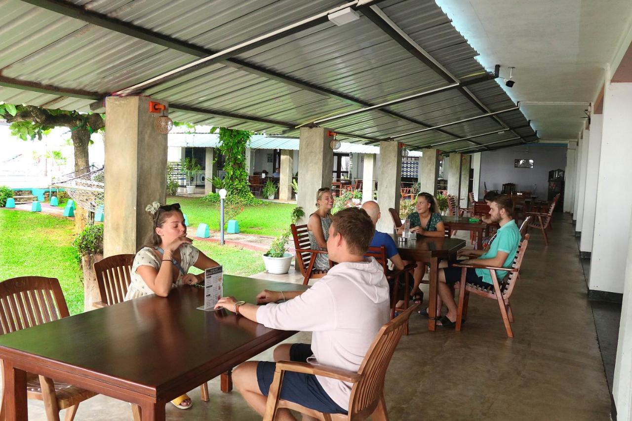 Topaz Beach Hotel Negombo Ngoại thất bức ảnh