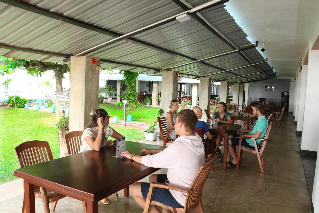 Topaz Beach Hotel Negombo Ngoại thất bức ảnh