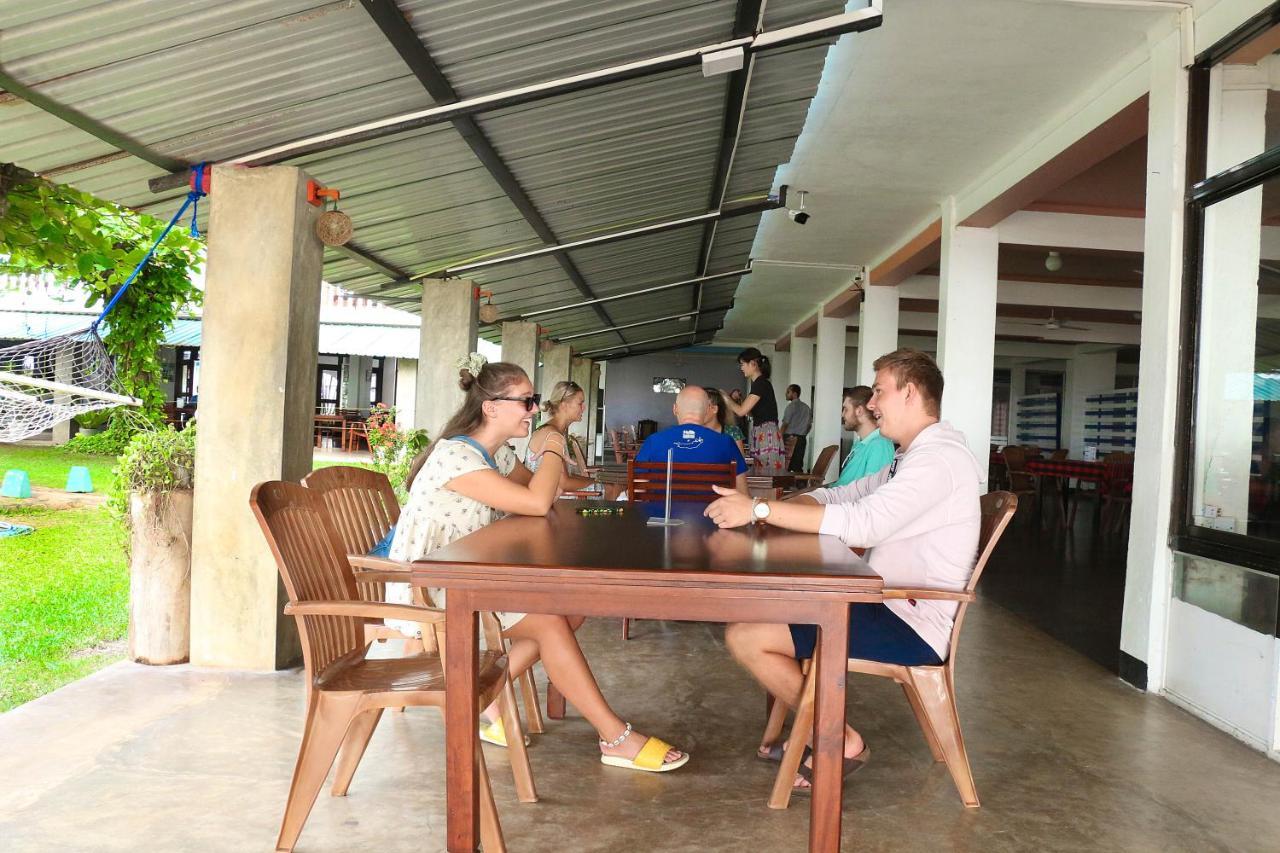 Topaz Beach Hotel Negombo Ngoại thất bức ảnh